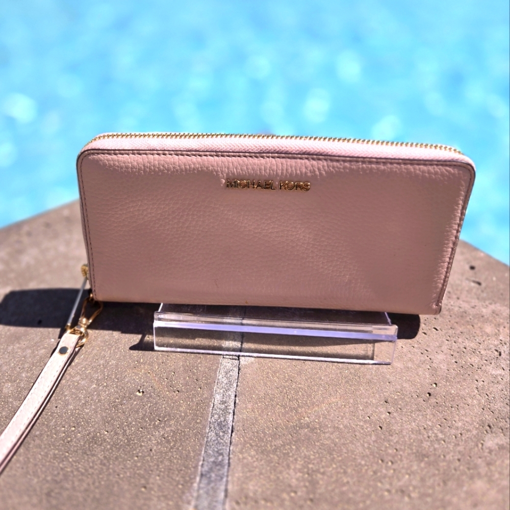 Michael Kors Pink Wallet Sleek Design